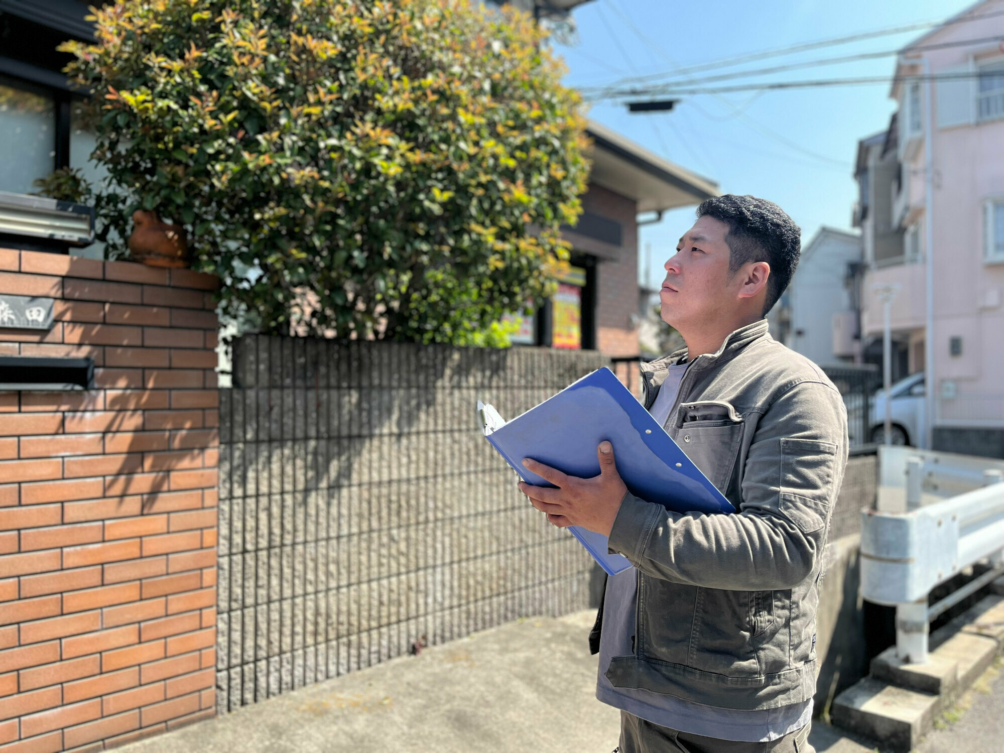 親方の現場調査の様子。外壁や雨漏りの異常はプロの点検で早期発見、早期対応がおすすめです。