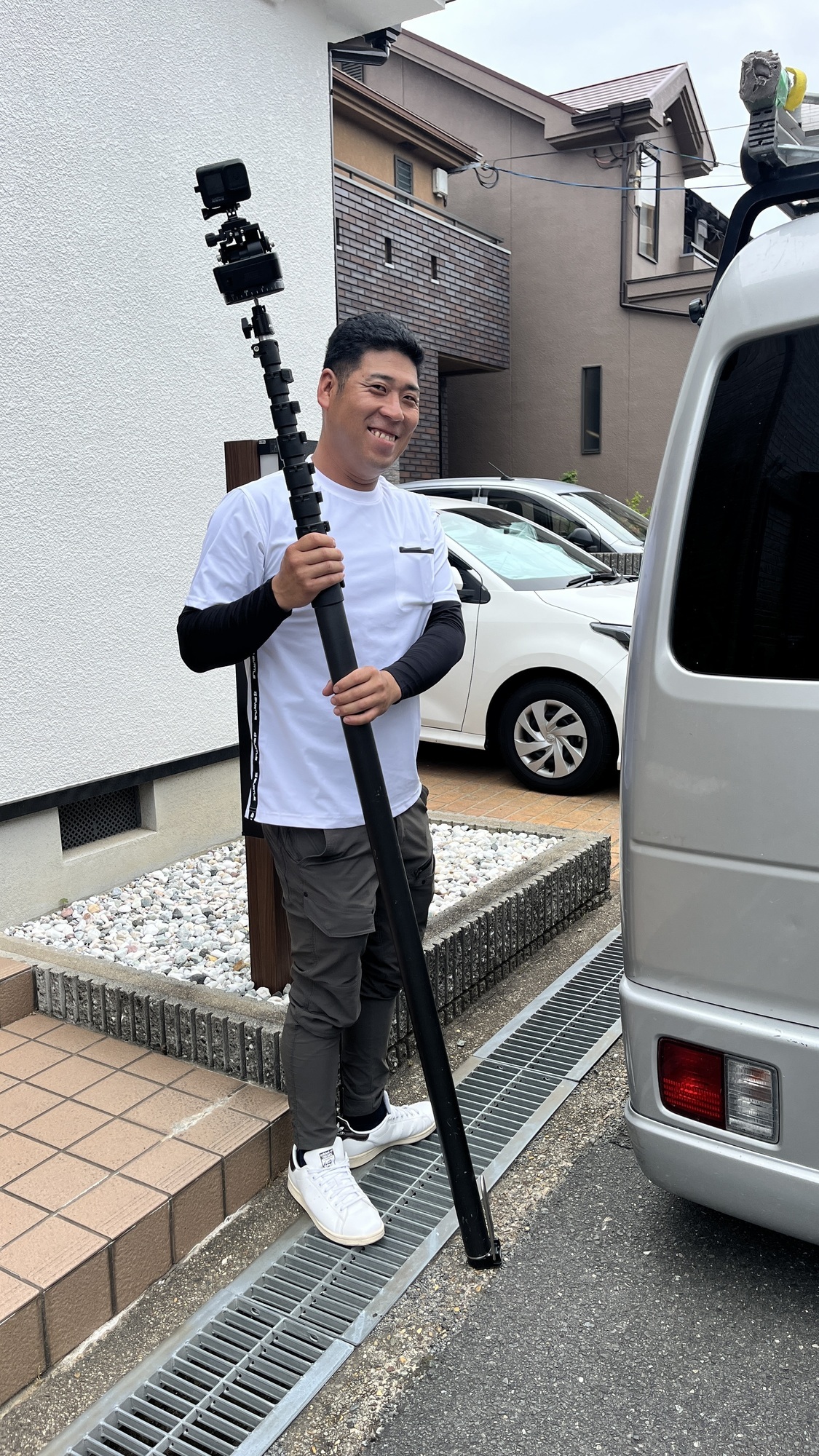 親方と伸びる棒をパシャリ。これから屋根の調査でたくさん使います!